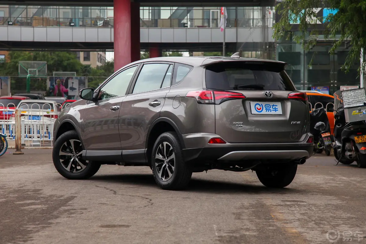 RAV4荣放2.0L CVT 两驱 智尚版 国VI侧后45度车头向左水平