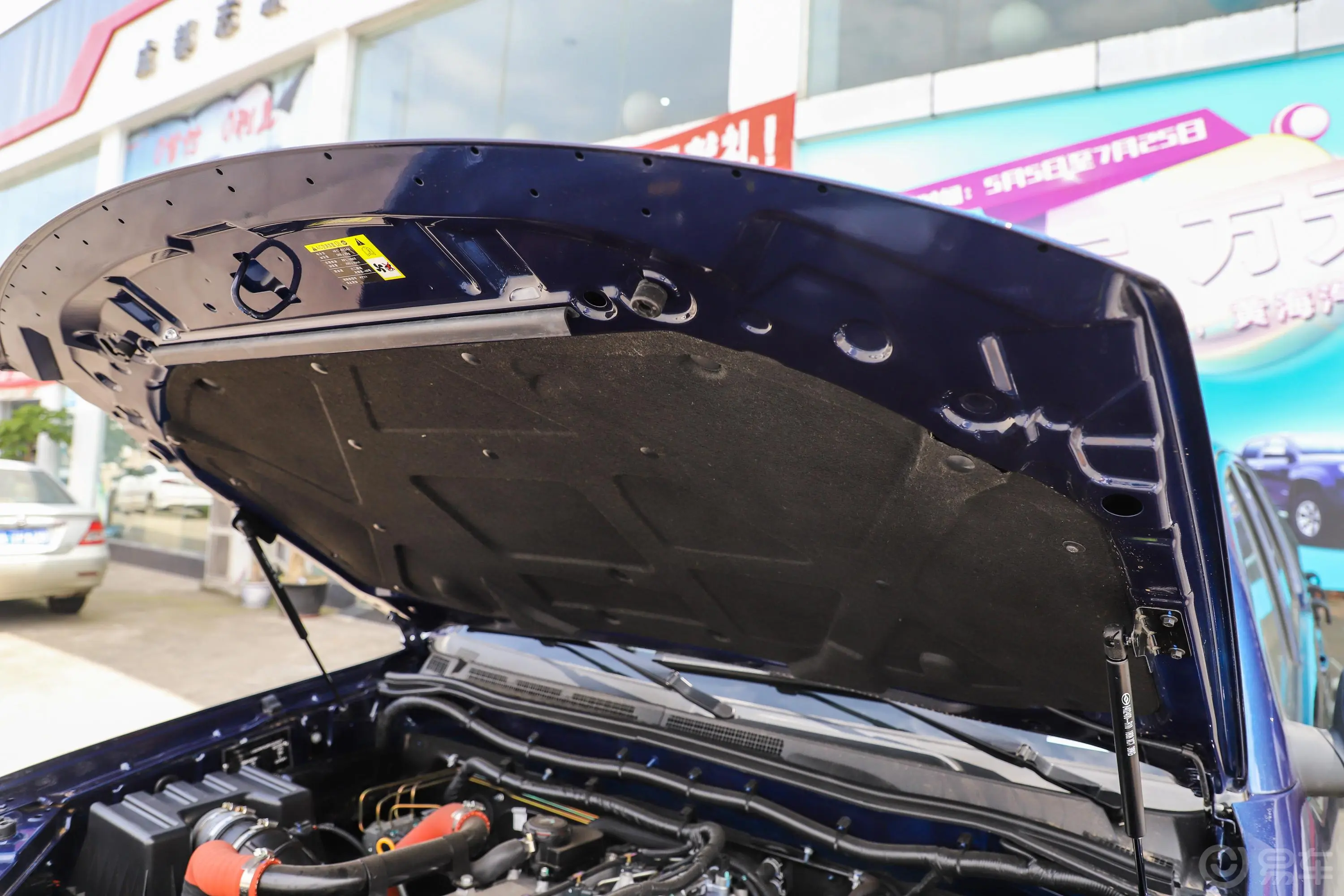 黄海·蛟龙2.5T 手动 四驱 新内饰荣耀运动版 柴油发动机舱盖内侧