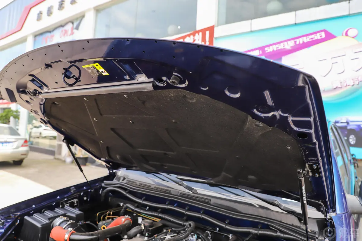黄海·蛟龙2.5T 手动 四驱 新内饰荣耀运动版 柴油发动机舱盖内侧