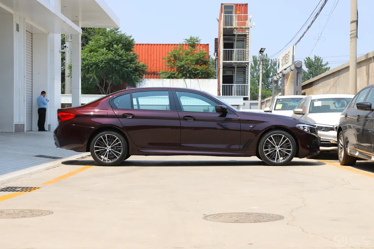 宝马5系改款 530Li xDrive M运动套装正侧车头向右水平