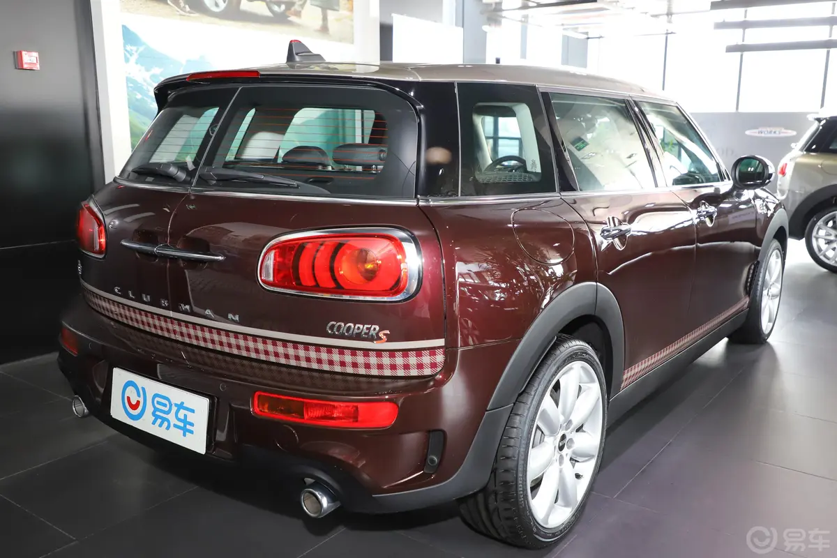 MINI CLUBMAN2.0T COOPER S 经典派侧后45度车头向右水平