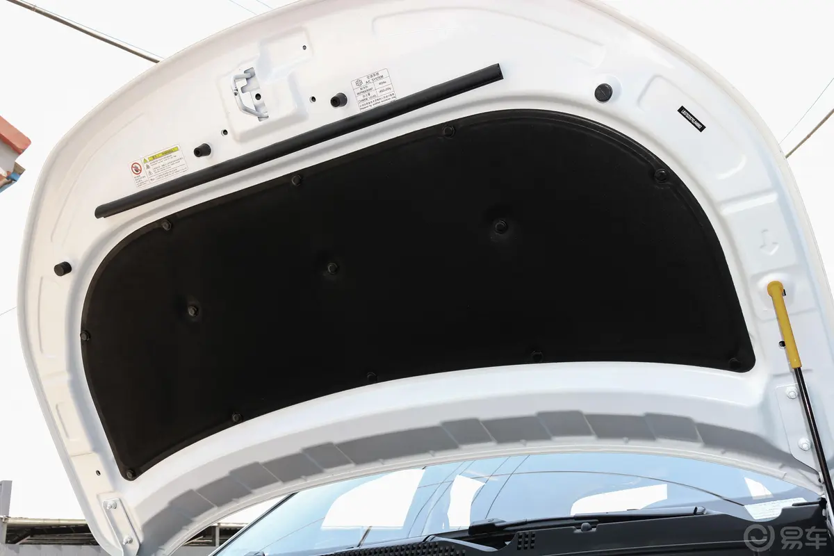 远景X3升级版 1.5L 手动 精英型发动机舱盖内侧