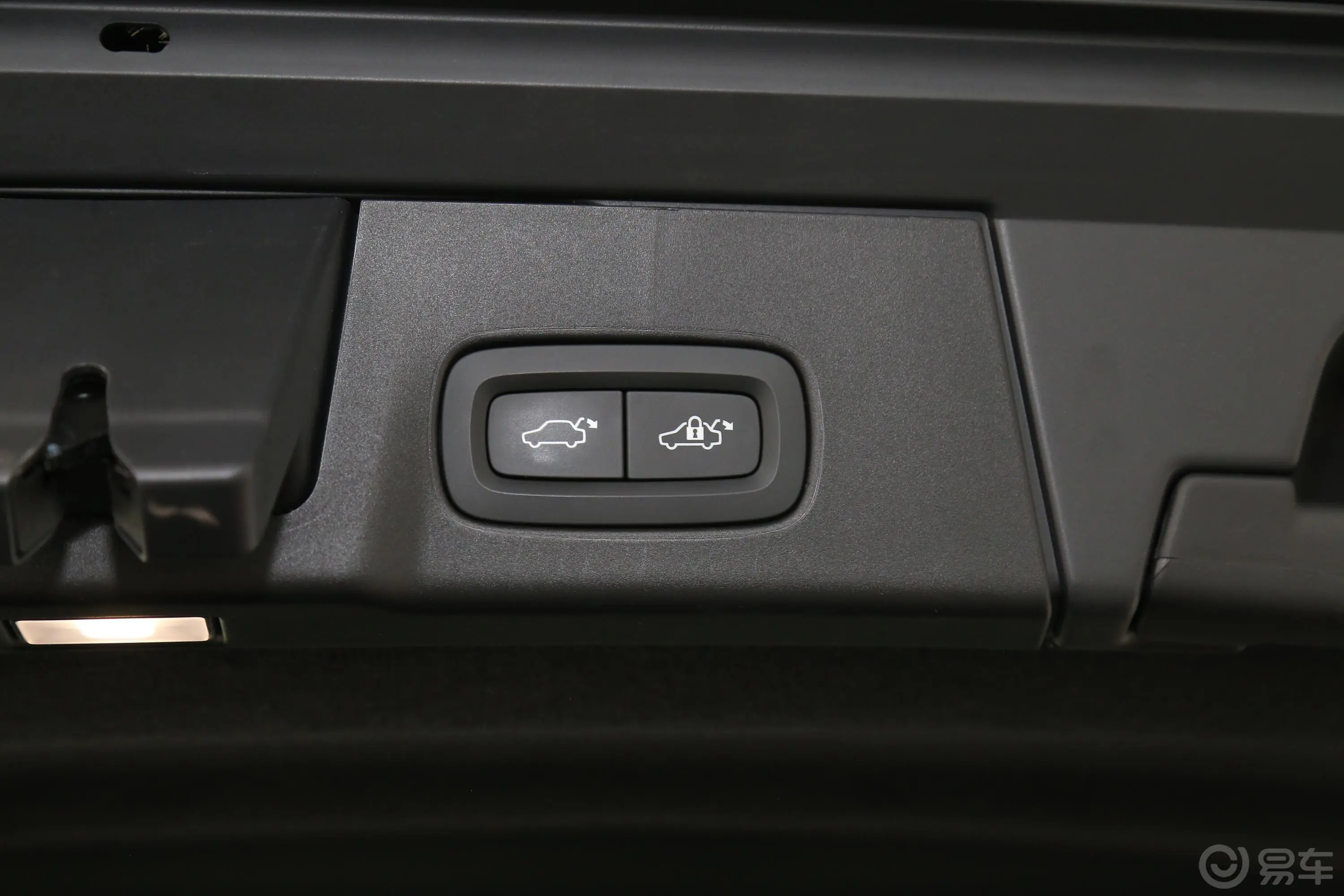沃尔沃V90Cross Country T5 四驱 智尊版 国Ⅵ电动尾门按键（手动扶手）