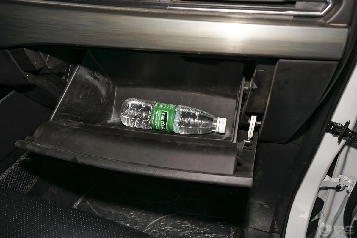 捷途X70S1.5T 手动 征途版 国V手套箱空间水瓶横置