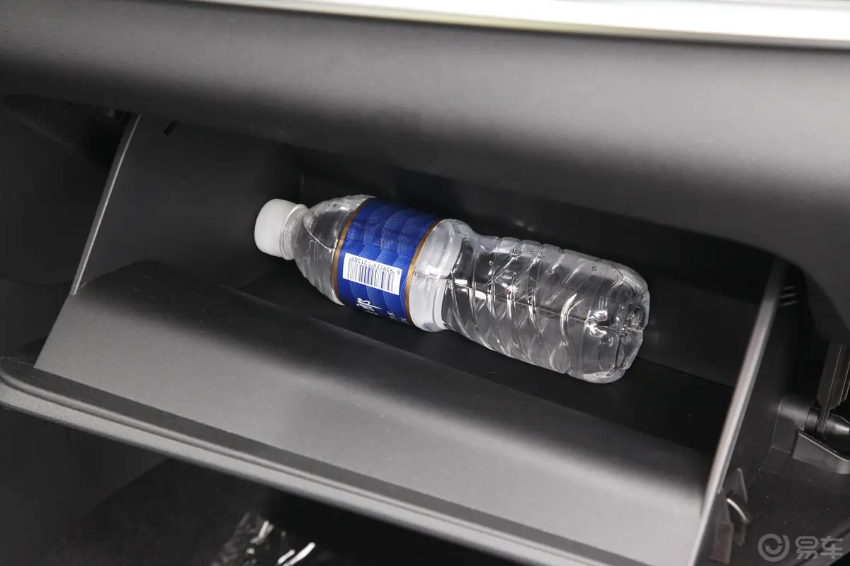 长安CS35PLUS1.6L 手自一体 畅联版 国VI手套箱空间水瓶横置