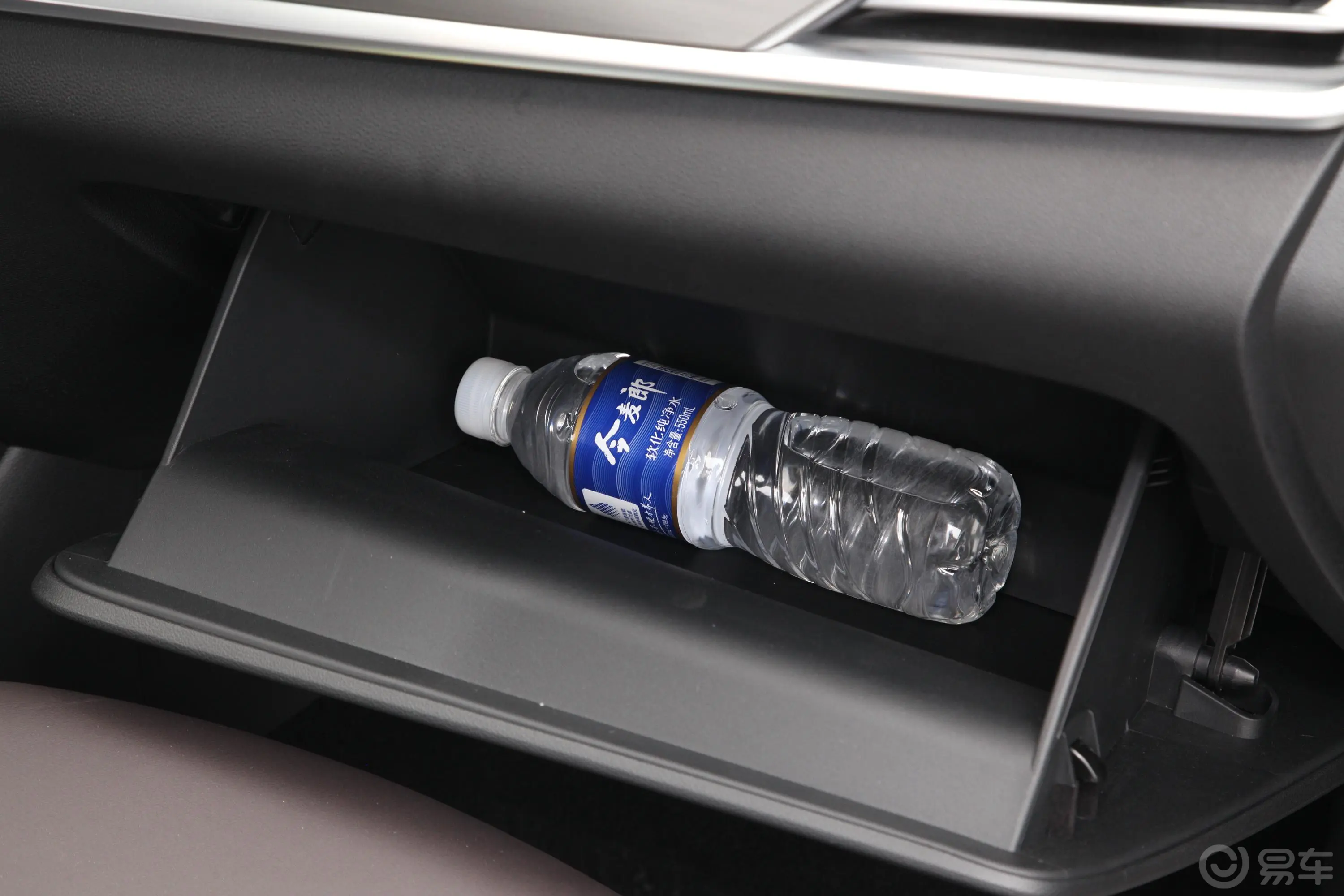 长安CS35PLUS1.6L 手动 畅联版 国VI手套箱空间水瓶横置