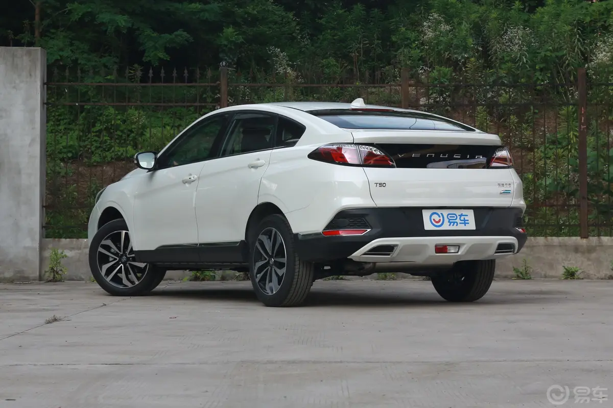 启辰T902.0L CVT 智联风尚版 国V侧后45度车头向左水平