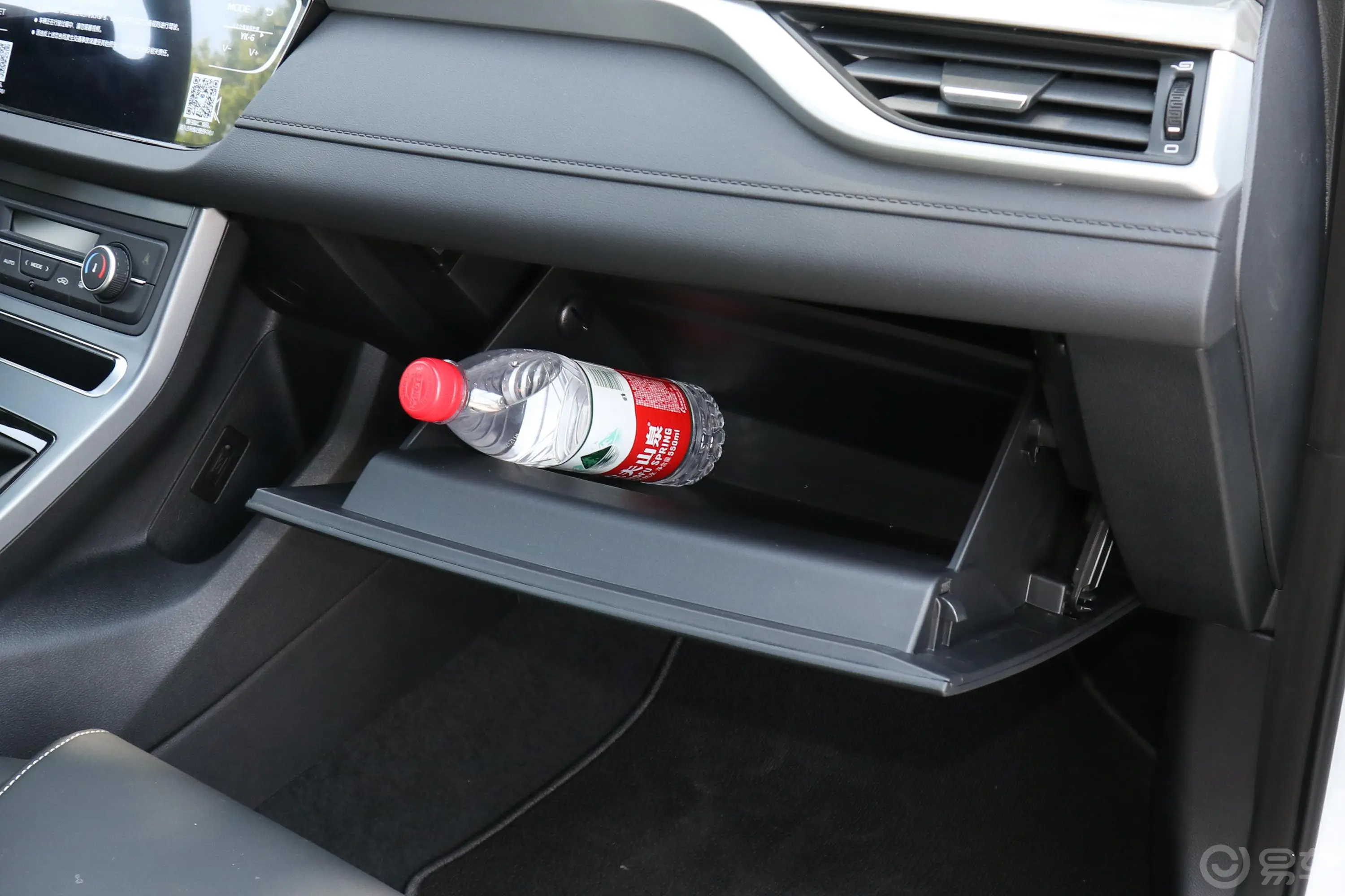 帝豪领军版 1.5L 手动 向上互联型 国V内饰