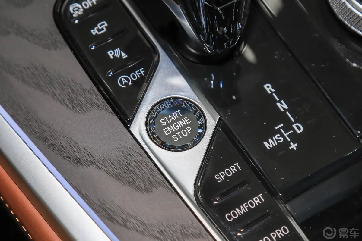 宝马X7xDrive40i 尊享版 M运动套装钥匙孔或一键启动按键