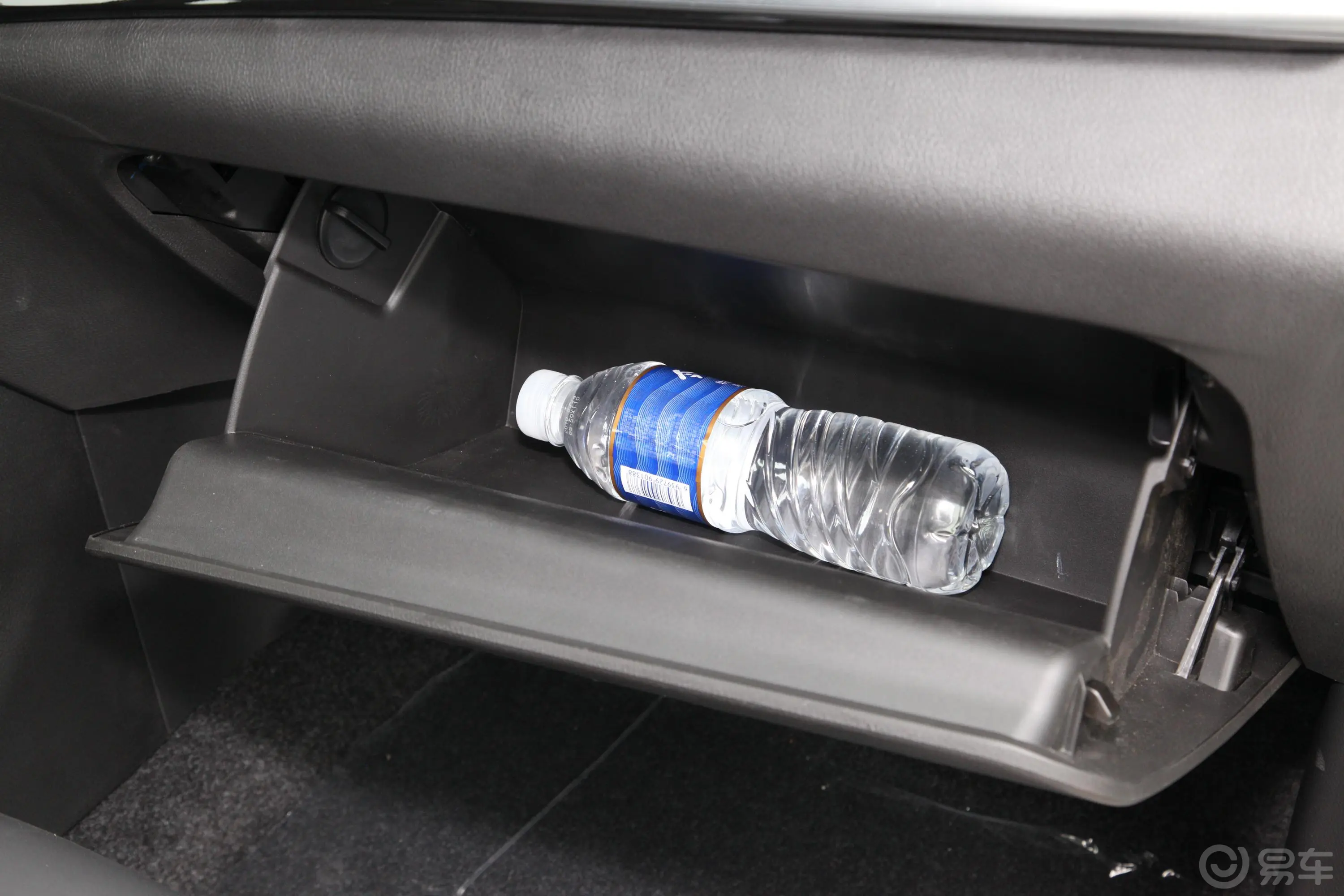 捷途X901.5T 双离合 智享版 国VI手套箱空间水瓶横置