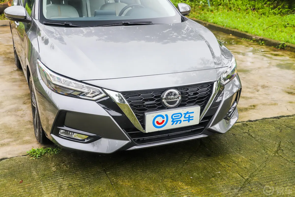 轩逸1.6XL CVT 智享版前格栅侧俯拍