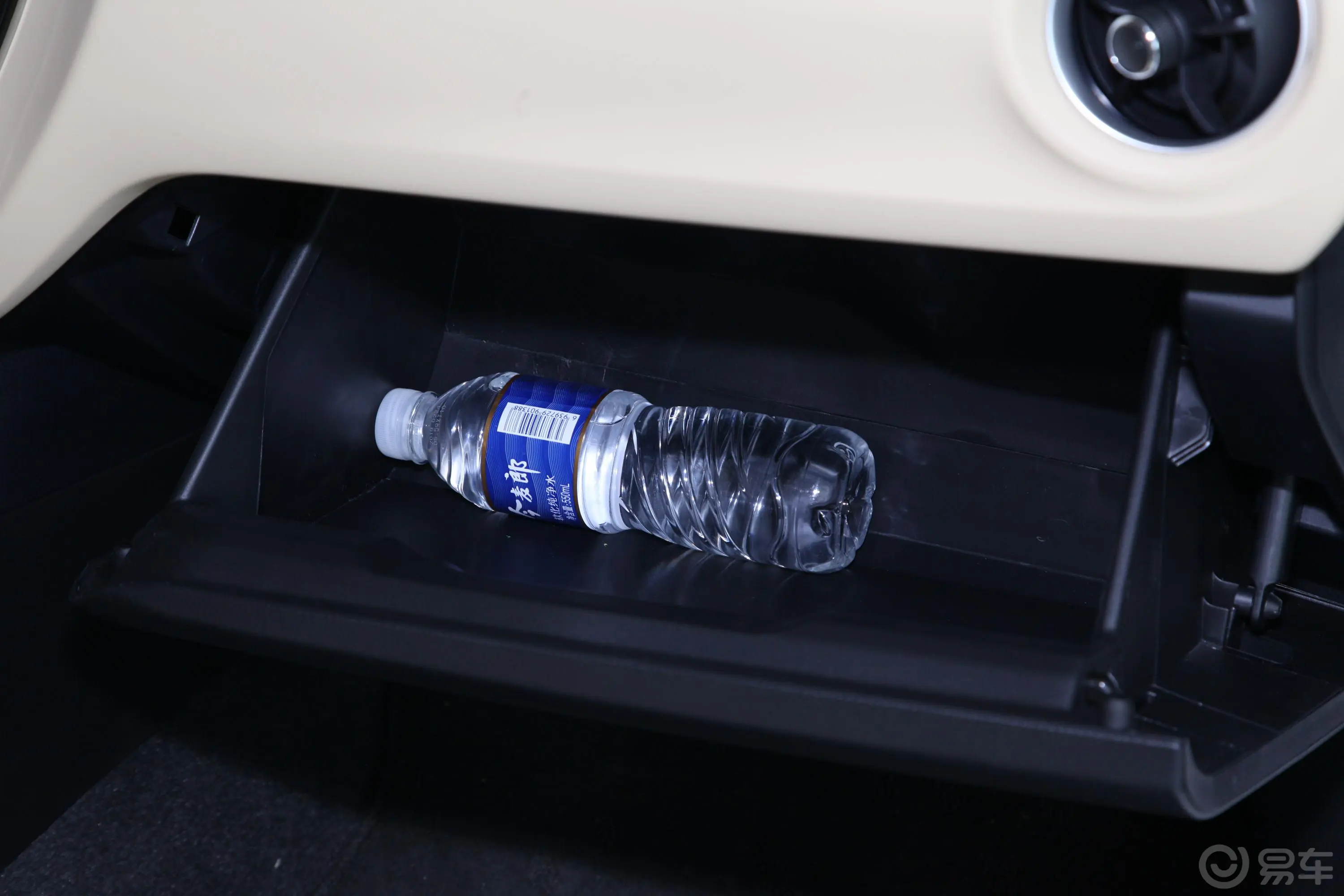 卡罗拉1.2T CVT GL-i 智辉版 国VI手套箱空间水瓶横置