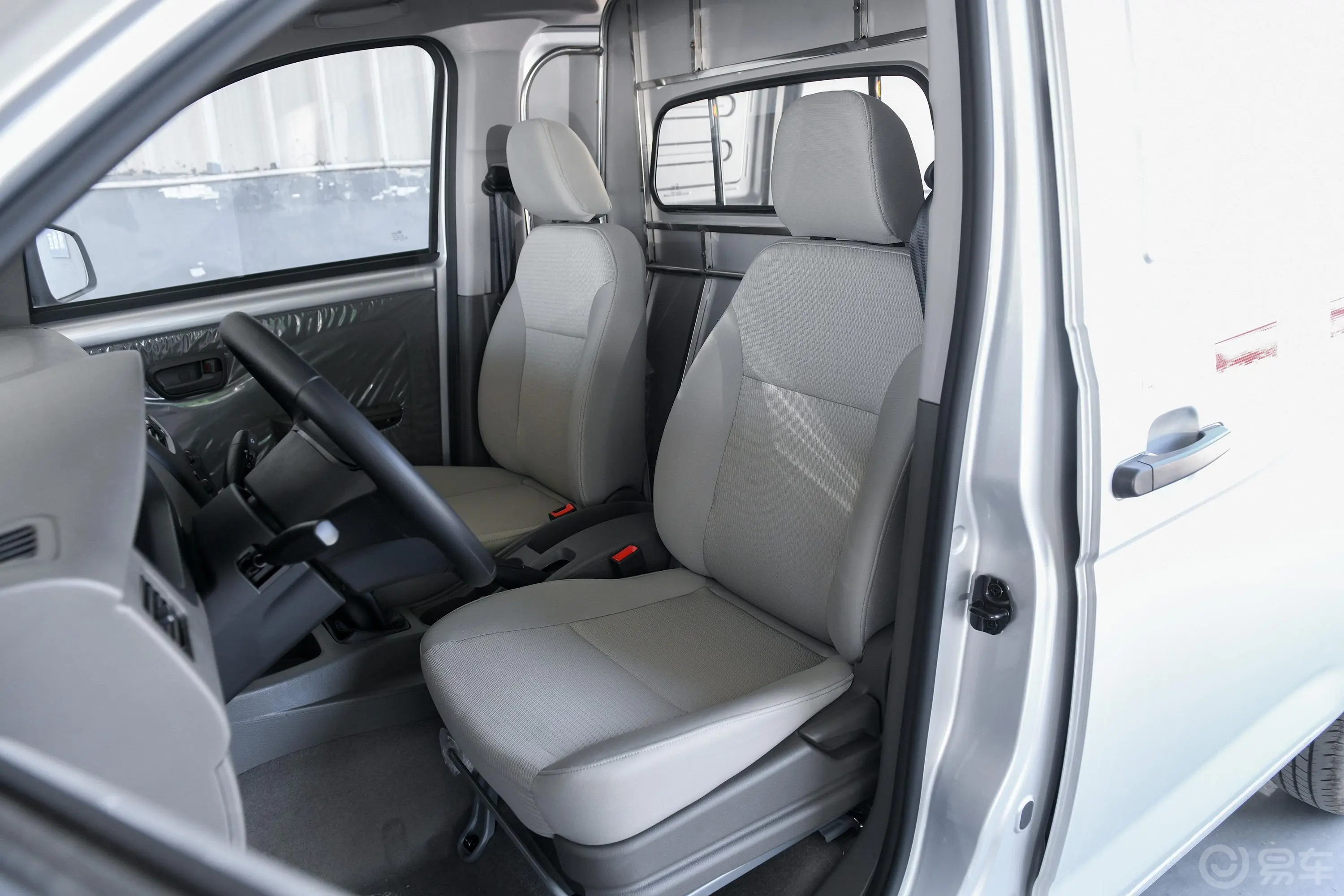 五菱荣光V1.2L 手动 实用型厢式运输车 国V驾驶员座椅