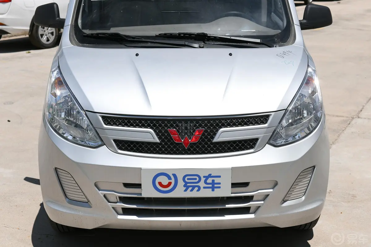 五菱荣光V1.2L 手动 实用型厢式运输车 国V外观