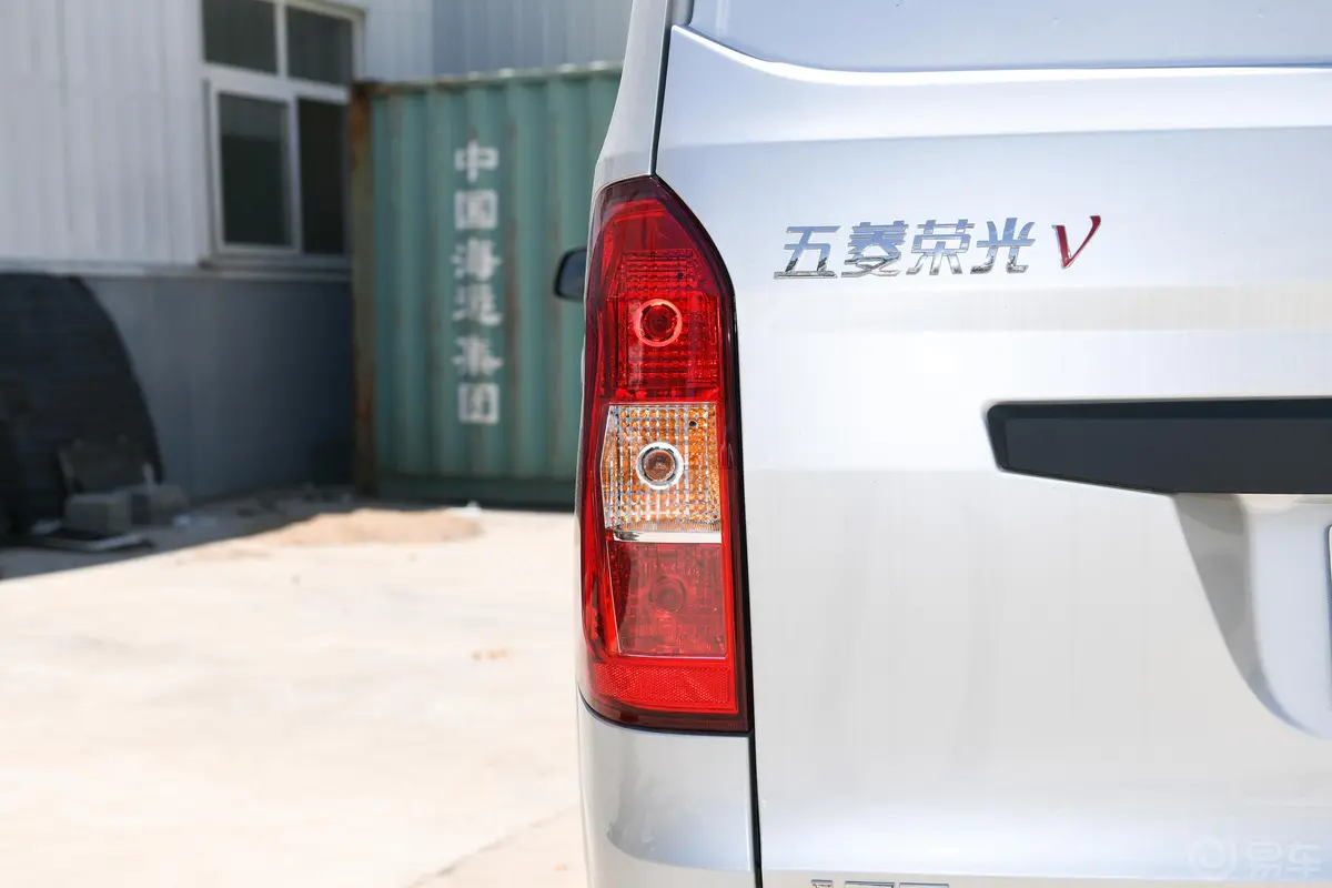 五菱荣光V1.2L 手动 实用型厢式运输车 国V外观