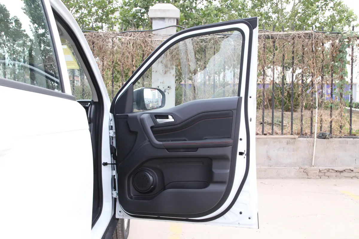 长安欧尚X70A1.5L 手动 标准版 7座 国Ⅵ副驾驶员车门