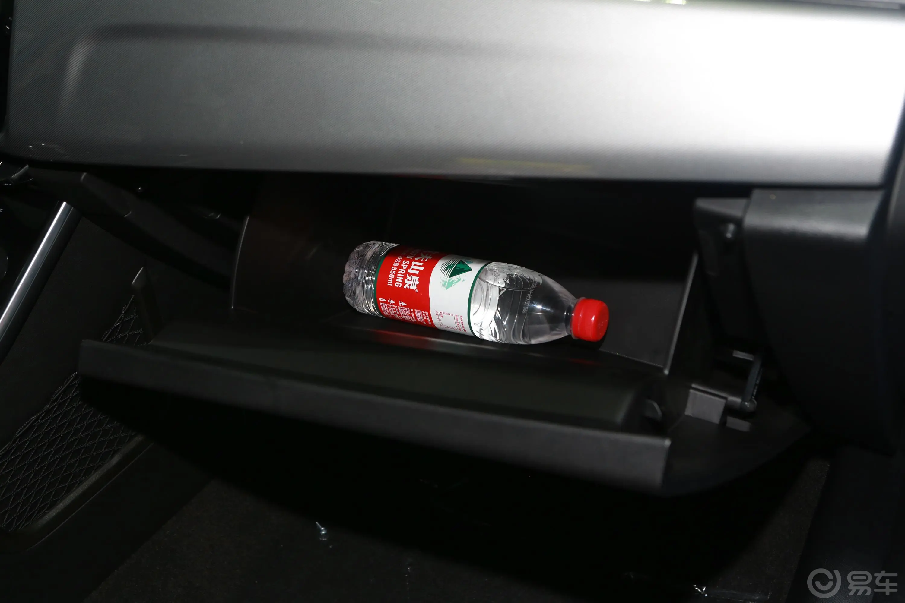 艾瑞泽5Pro 1.5L CVT 自在版 国Ⅵ手套箱空间水瓶横置