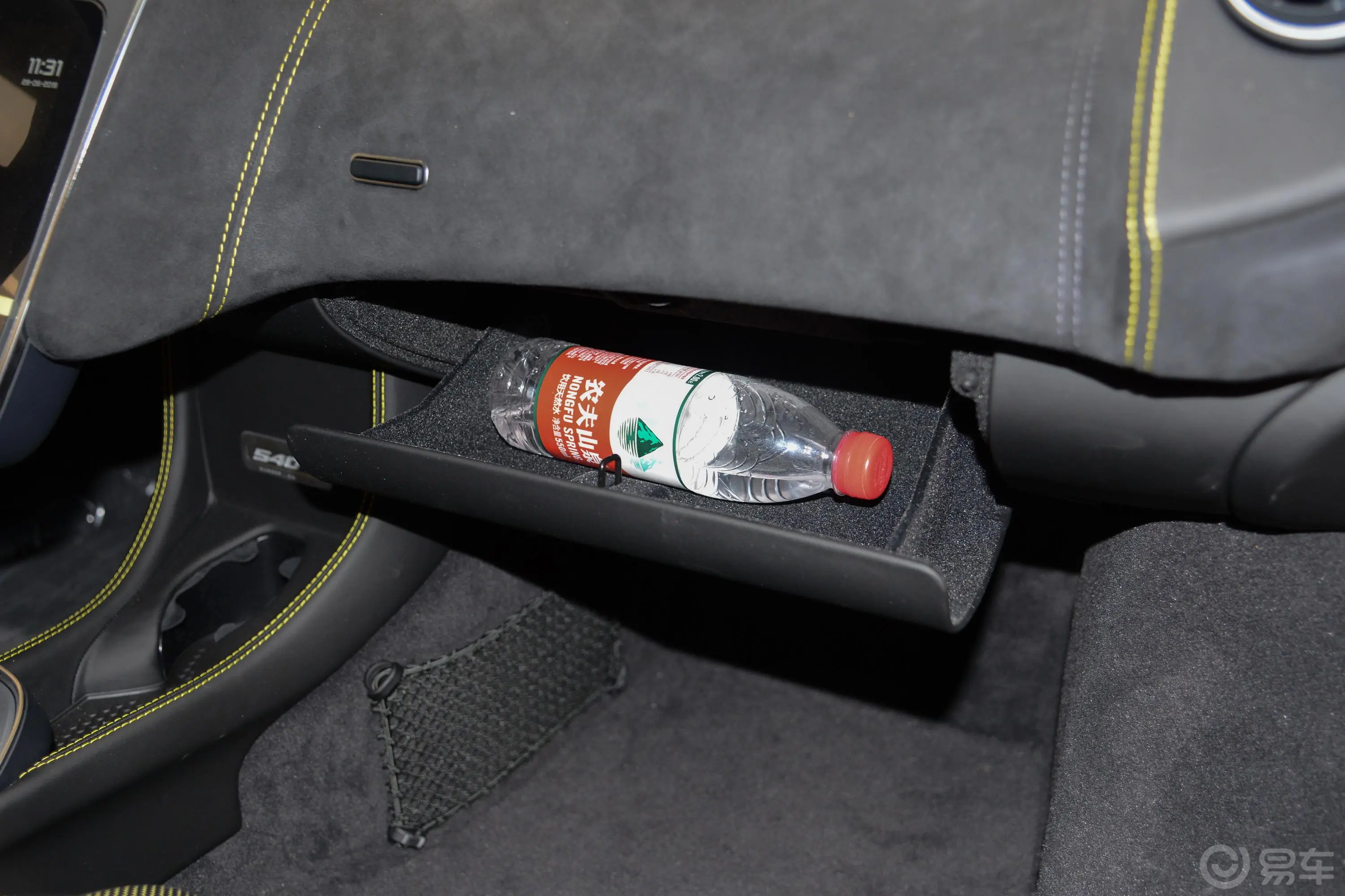 迈凯伦540C3.8T Coupe手套箱空间水瓶横置