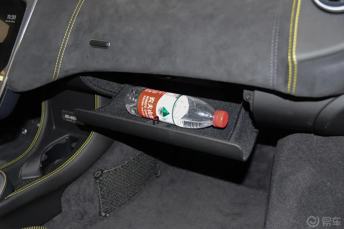 迈凯伦540C3.8T Coupe手套箱空间水瓶横置