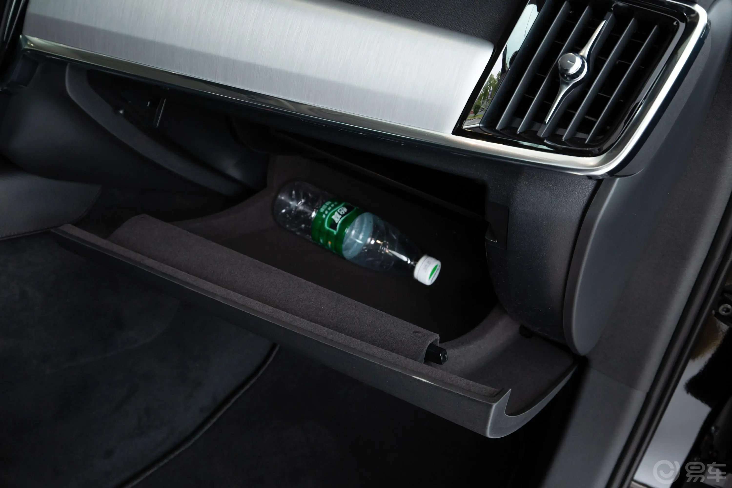 沃尔沃S90T4 智行豪华版手套箱空间水瓶横置