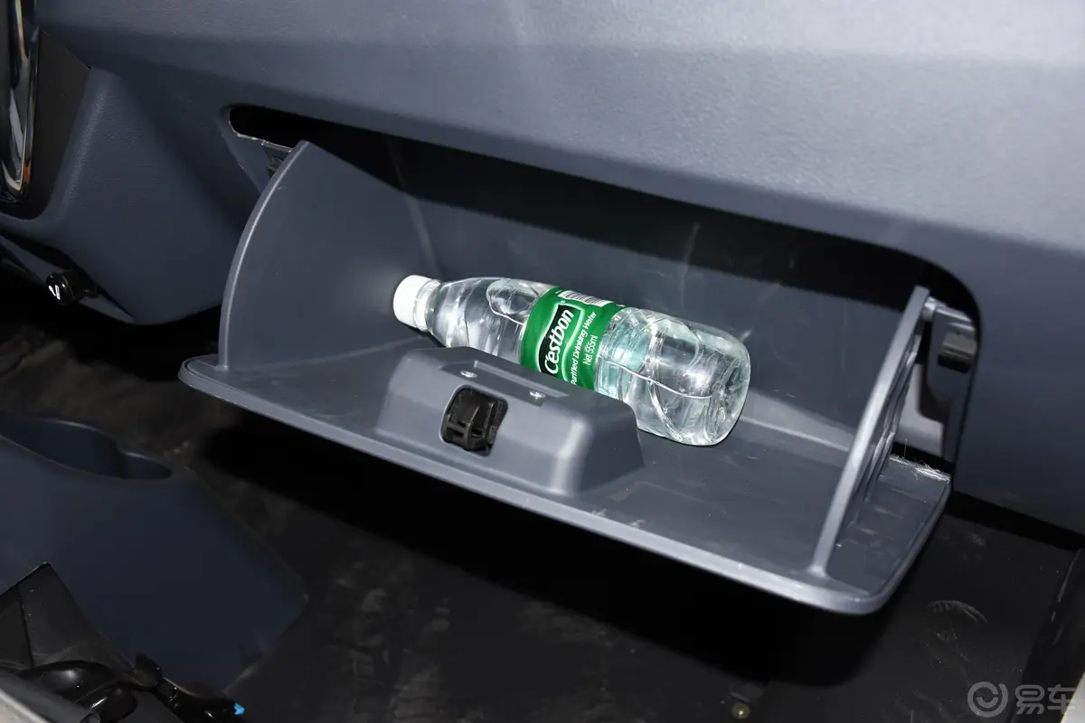 金杯小海狮X301.5L 手动 厢货舒适版 国V CNG手套箱空间水瓶横置