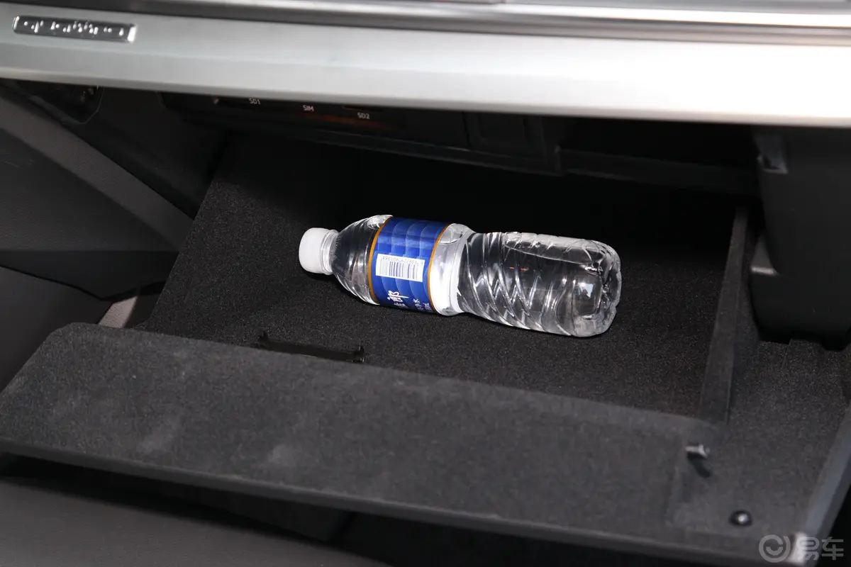 奥迪Q5L45 TFSI 尊享时尚版 国VI手套箱空间水瓶横置