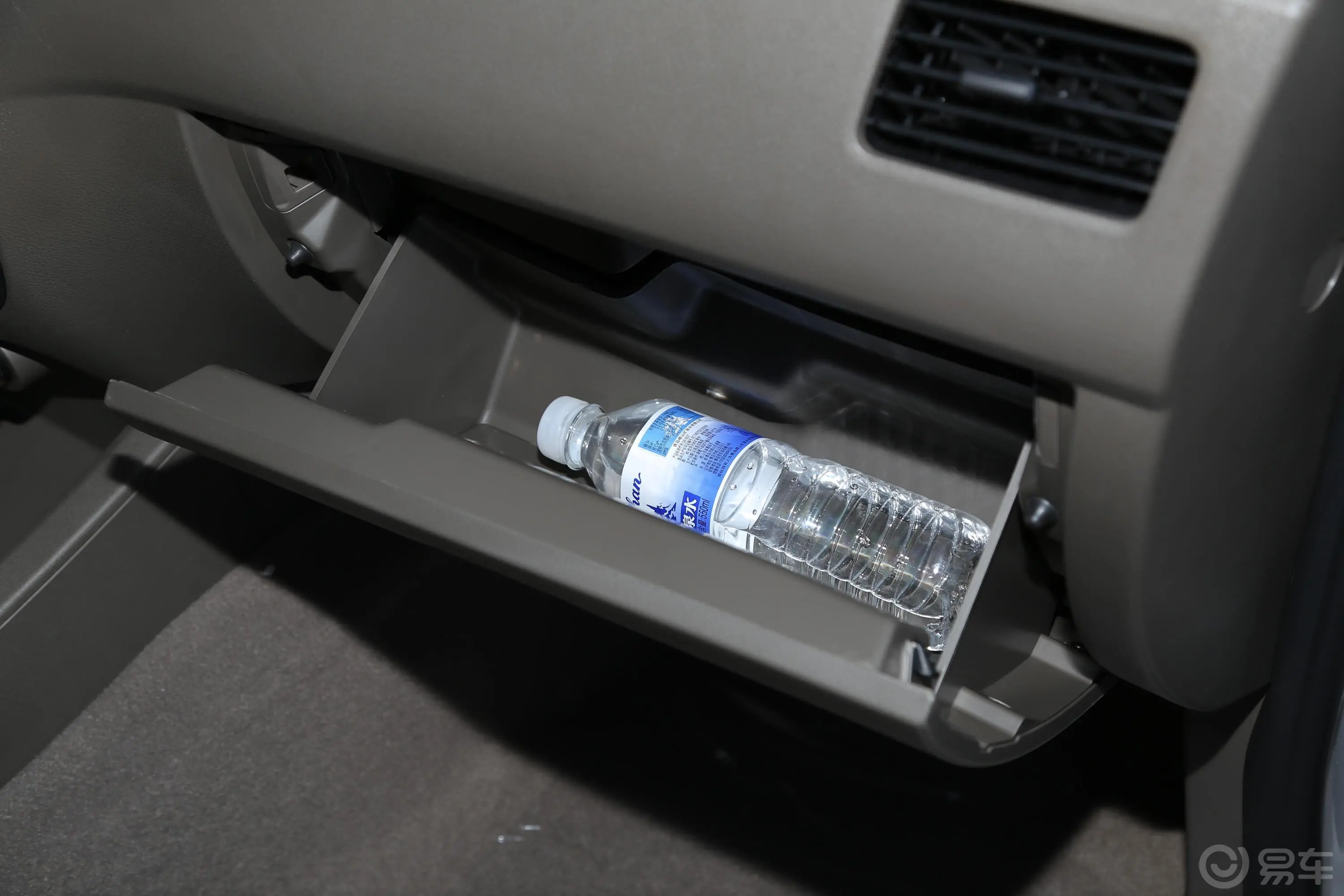五菱荣光V1.5L 手动 实用型 国VI手套箱空间水瓶横置