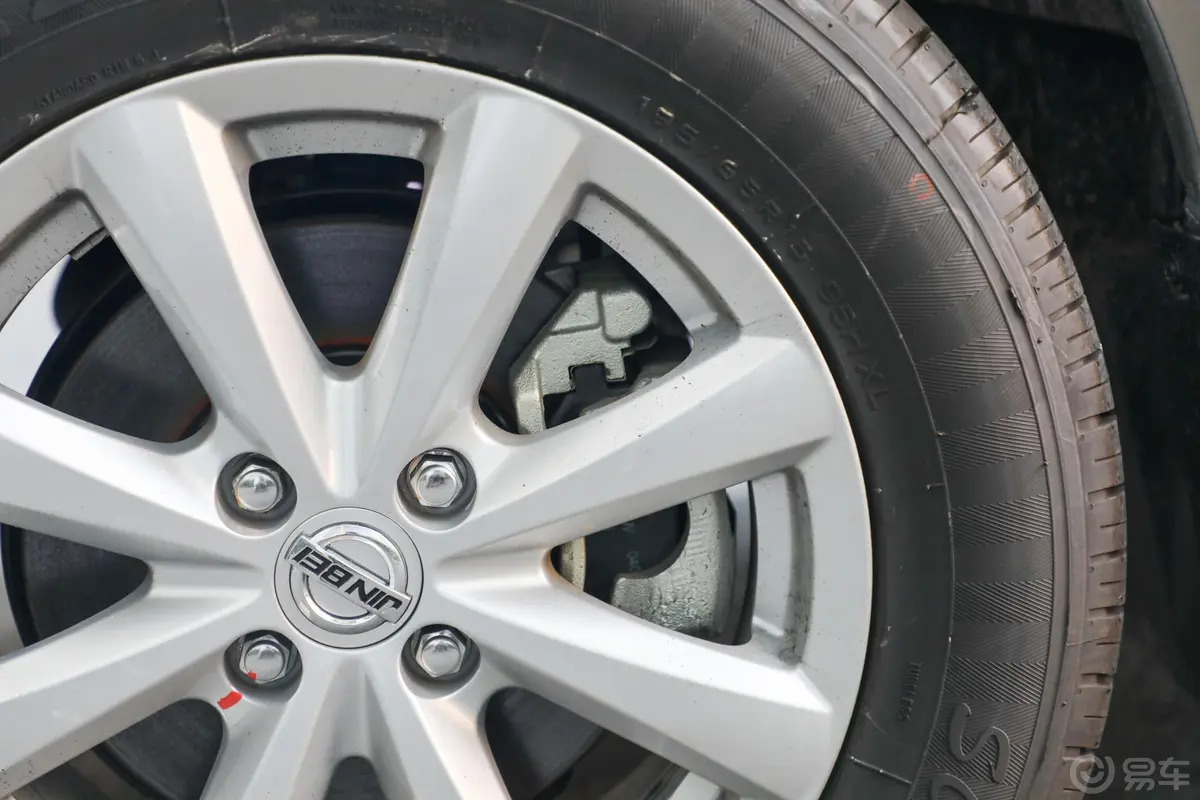新海狮S客车 1.6L 手动 商务版 国V外观