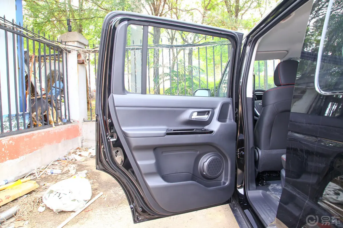 长安欧尚X70A1.5L 手动 舒适版 7座 国Ⅵ驾驶员侧后车门