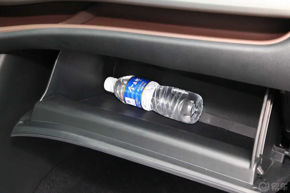 汉兰达2.0T 手自一体 两驱 豪华版 7座 国VI手套箱空间水瓶横置