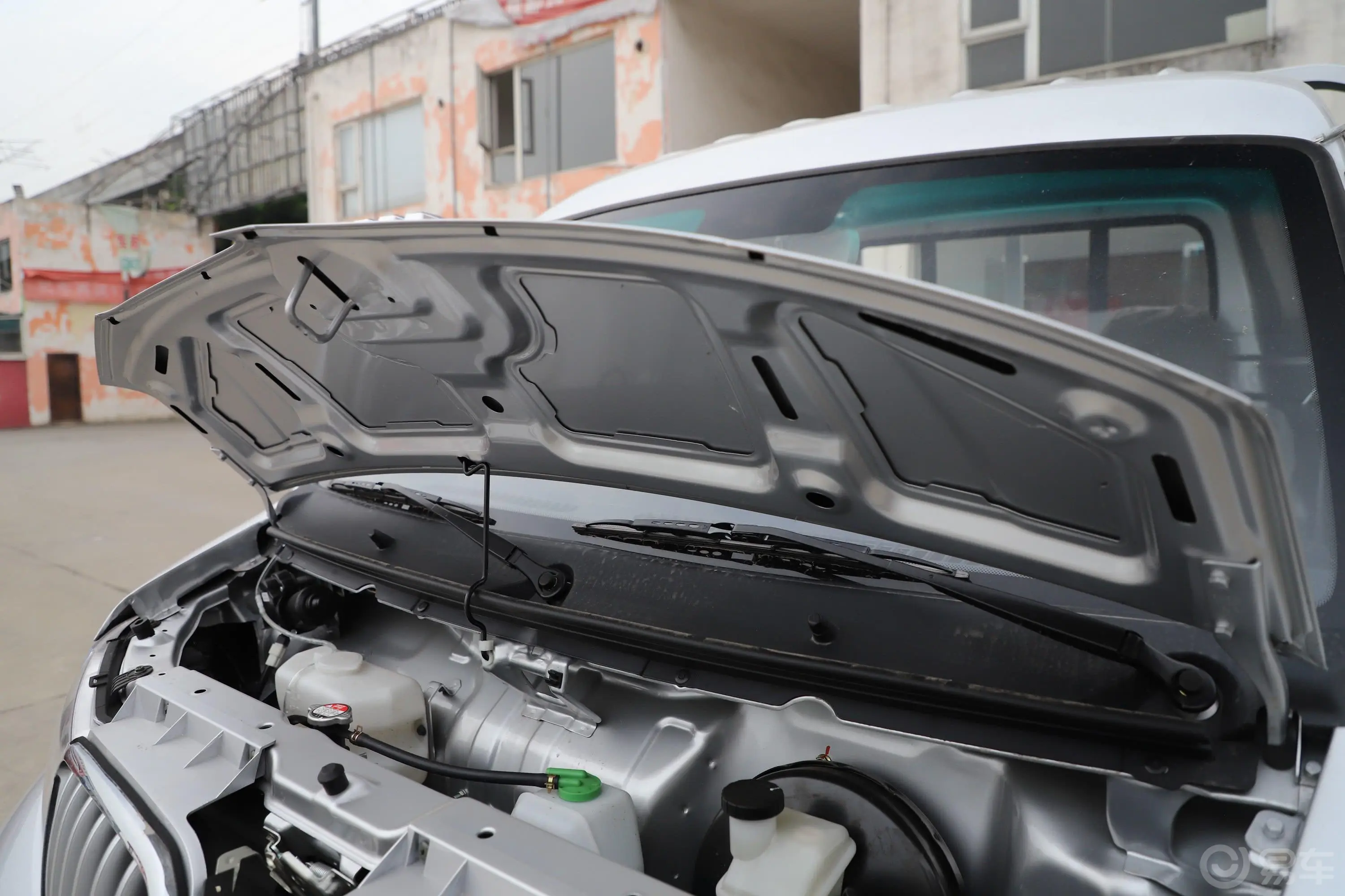 鑫源T50 EV创富型 货车 68.6度力神电池发动机舱盖内侧