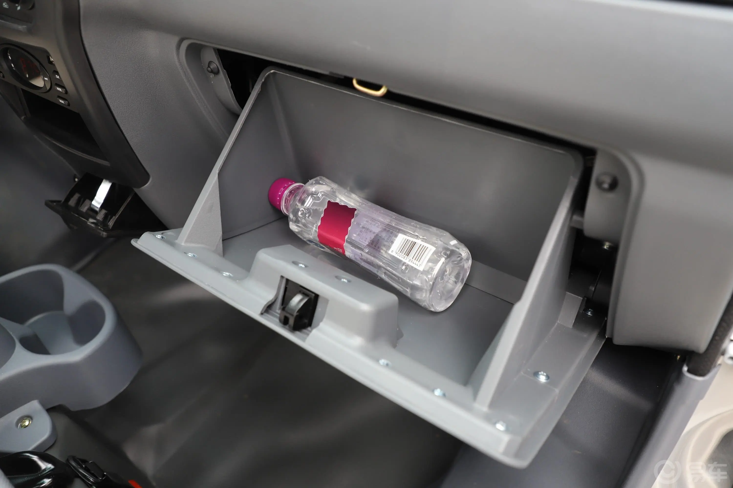 鑫源T20 EV板货车舒适型手套箱空间水瓶横置