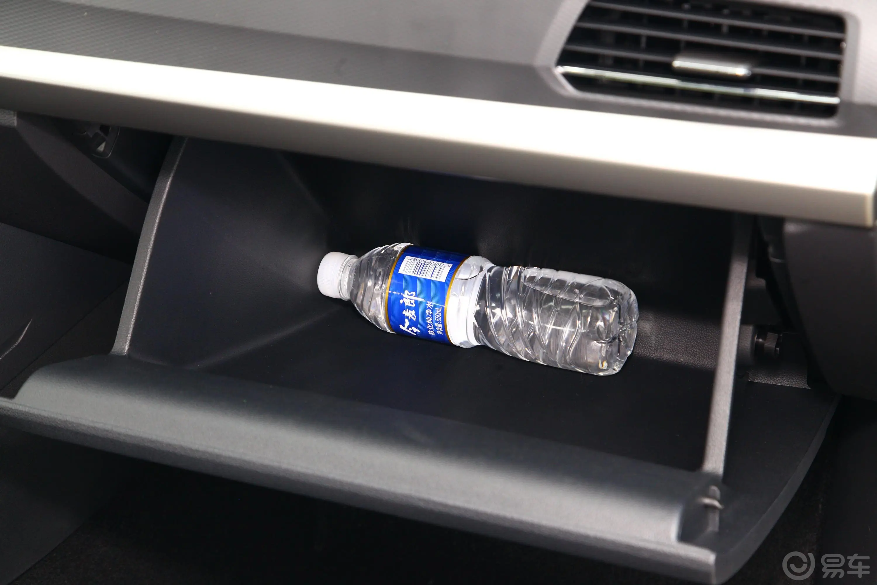 朗逸1.5L 手自一体 风尚版 国VI手套箱空间水瓶横置