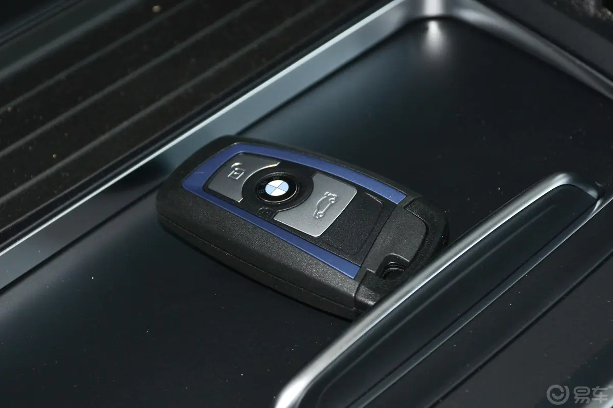 宝马3系GT320i M运动曜夜版钥匙正面