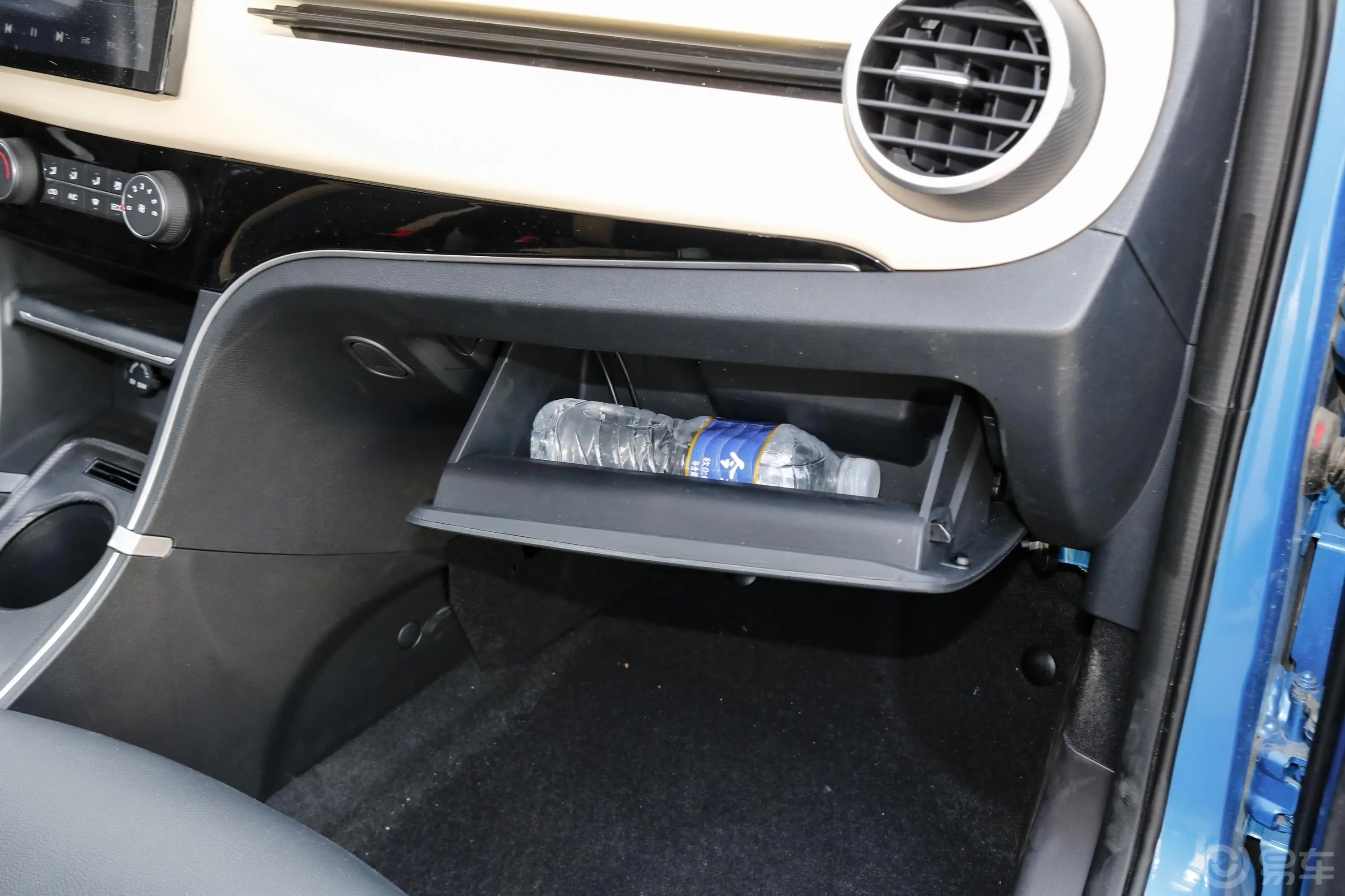 电咖EV10Pro 300 精英版手套箱空间水瓶横置