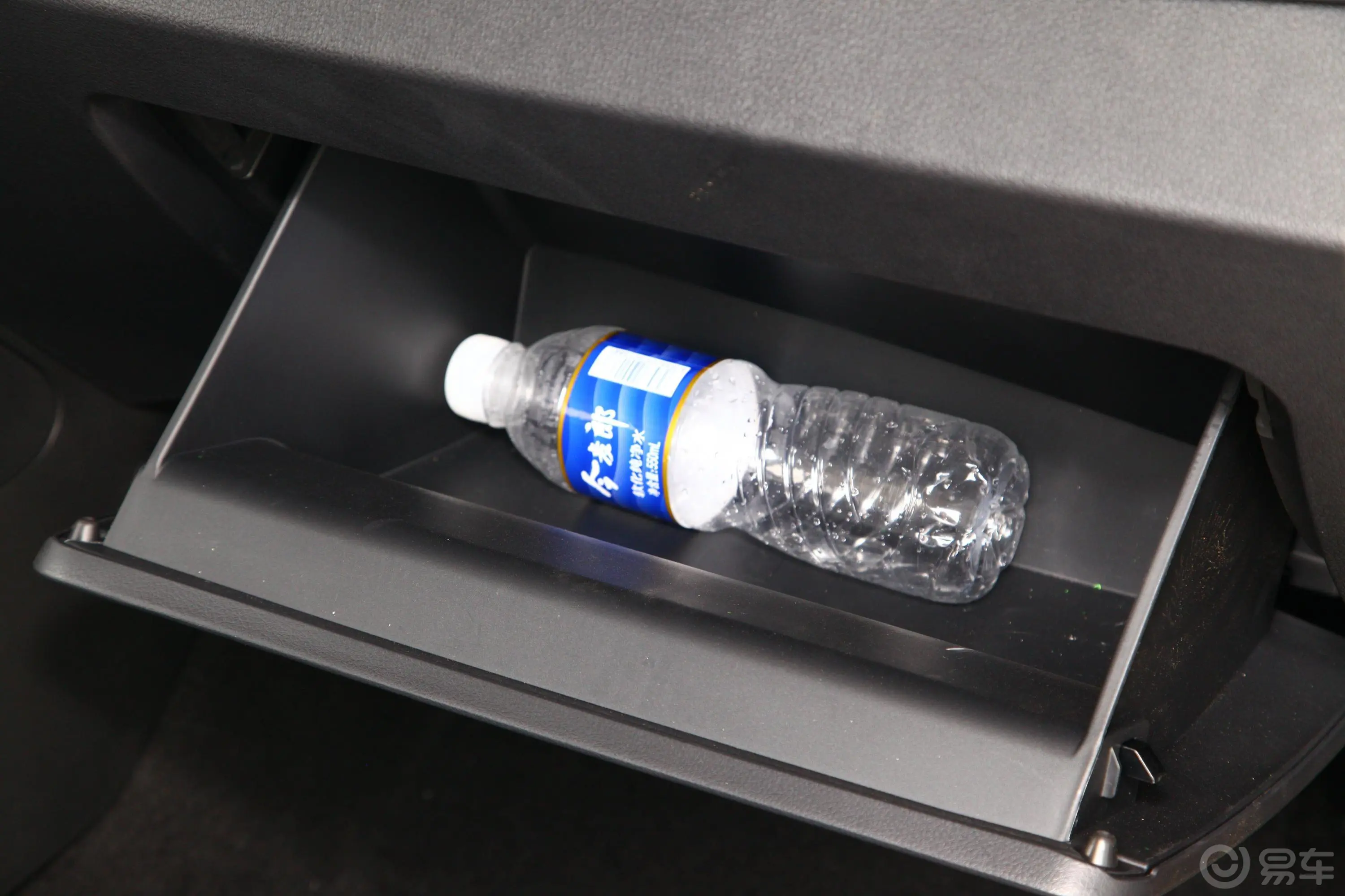 奔腾X401.6L 手自一体 豪华型 国VI手套箱空间水瓶横置