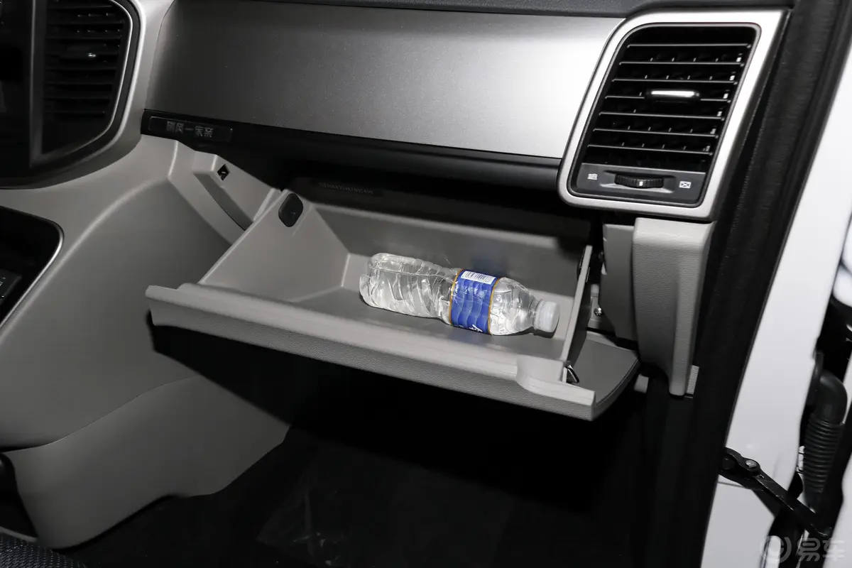 瑞风M4商旅系列 2.0L 手动 舒适型 汽油 国VI手套箱空间水瓶横置