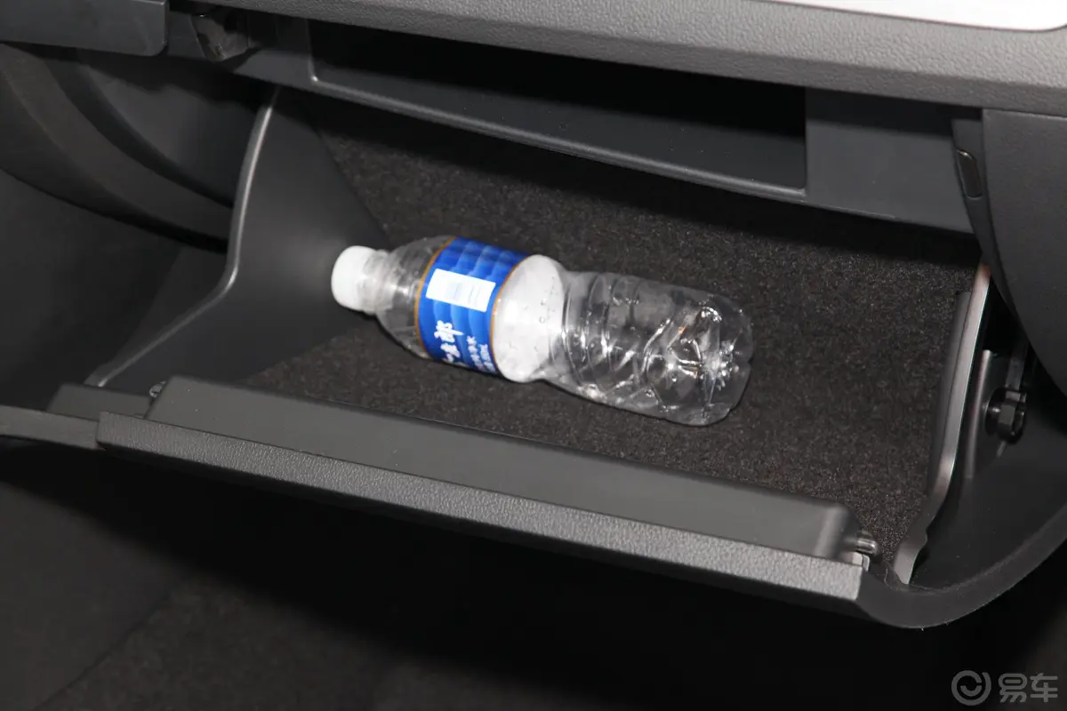 速派TSI280 双离合 舒适版手套箱空间水瓶横置