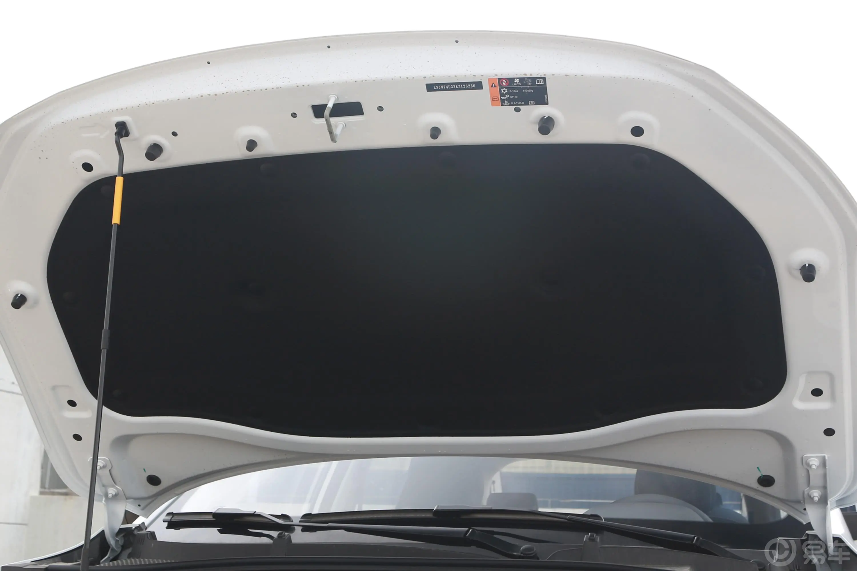 名爵ZS1.5L 手动 65寸巨幕天窗全球版 国VI发动机舱盖内侧