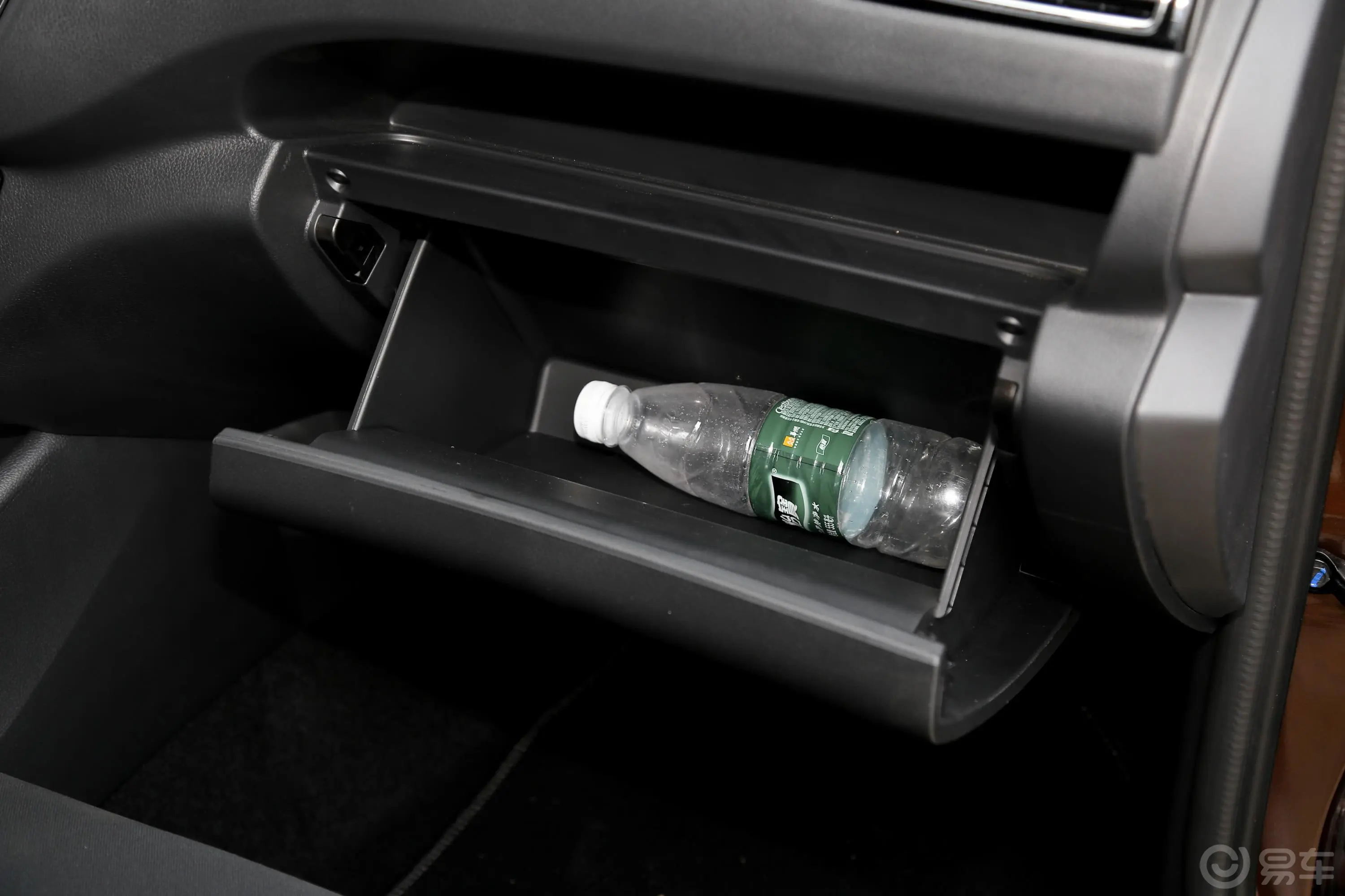 欧诺S欧诺S 1.5L 手动 经济版 国V手套箱空间水瓶横置