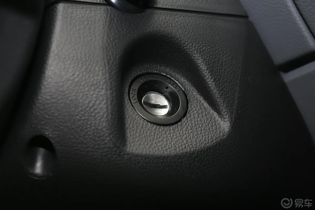 新途V80Plus 傲运通 2.0T 手动 短轴中顶 5/6座钥匙孔或一键启动按键