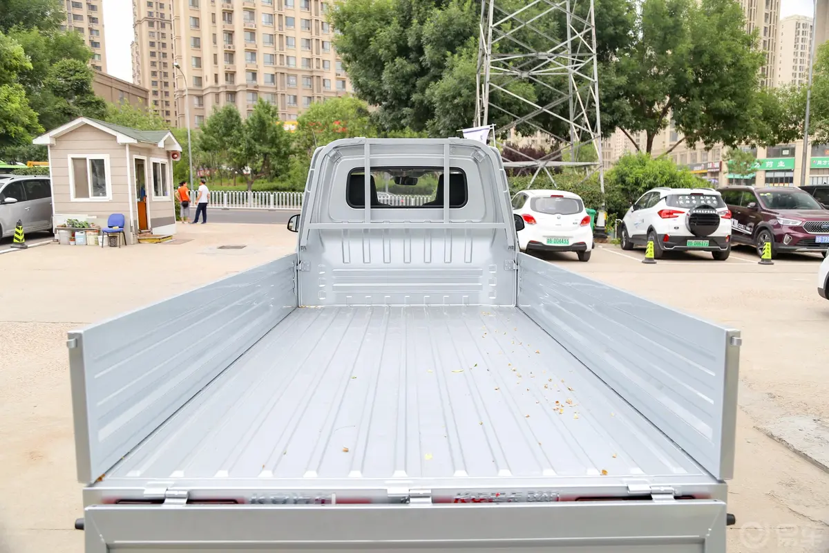 长安星卡1.5L 单排 货车基本版后备厢空间特写