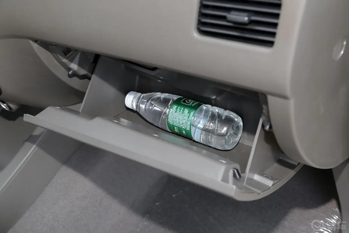 五菱荣光V1.5L 手动 实用型厢式运输车 国VI手套箱空间水瓶横置
