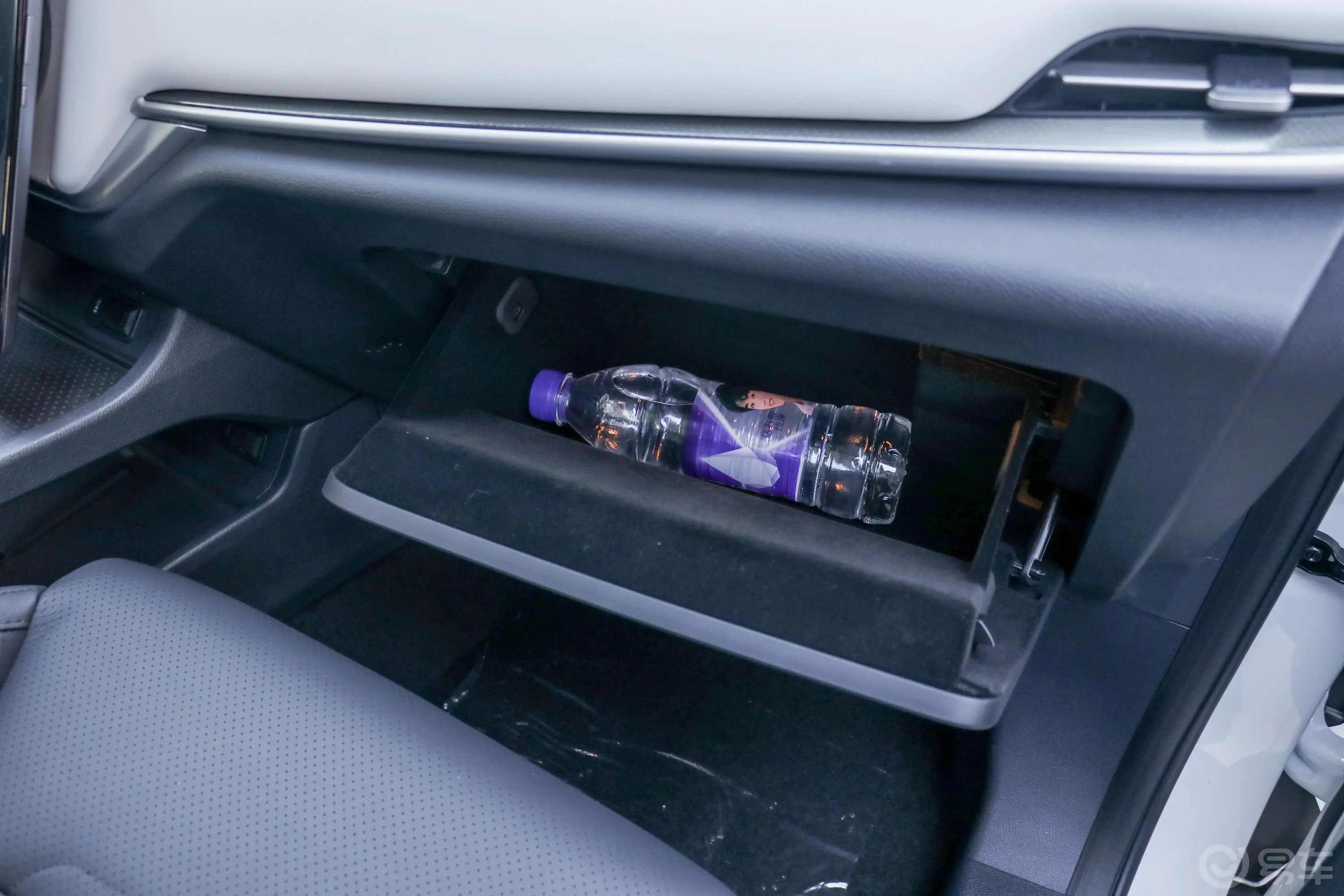威马EX5EX5 智行2.0 Extra创新版400手套箱空间水瓶横置