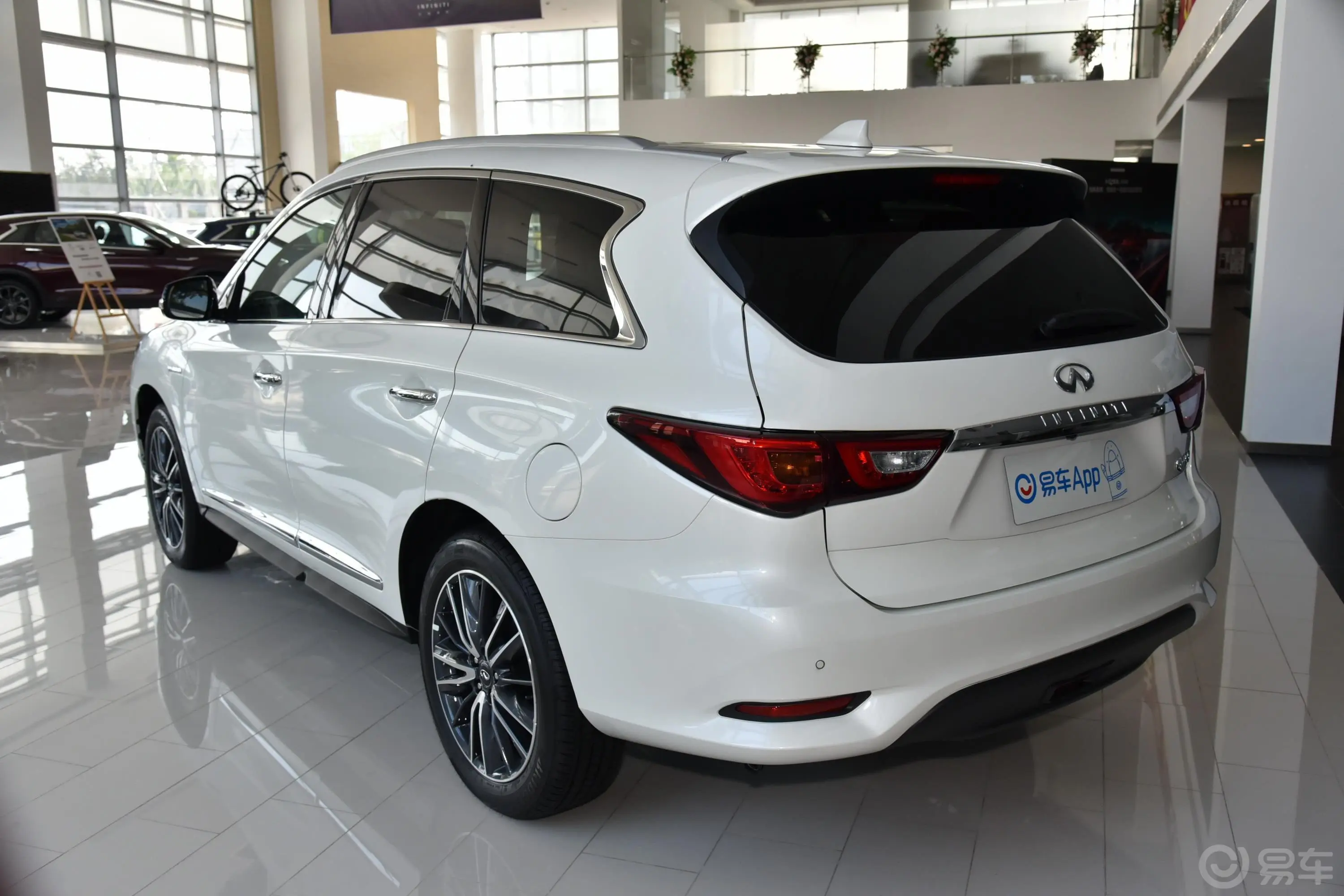 英菲尼迪QX60(进口)冠军家庭版 2.5 S/C Hybrid 卓越版侧后45度车头向左水平