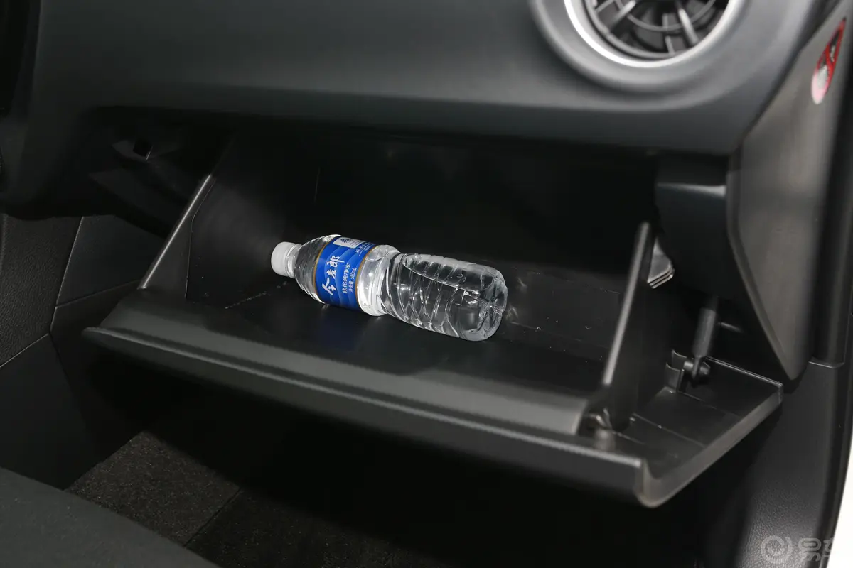 卡罗拉改款 1.2T CVT GL-i 国VI手套箱空间水瓶横置