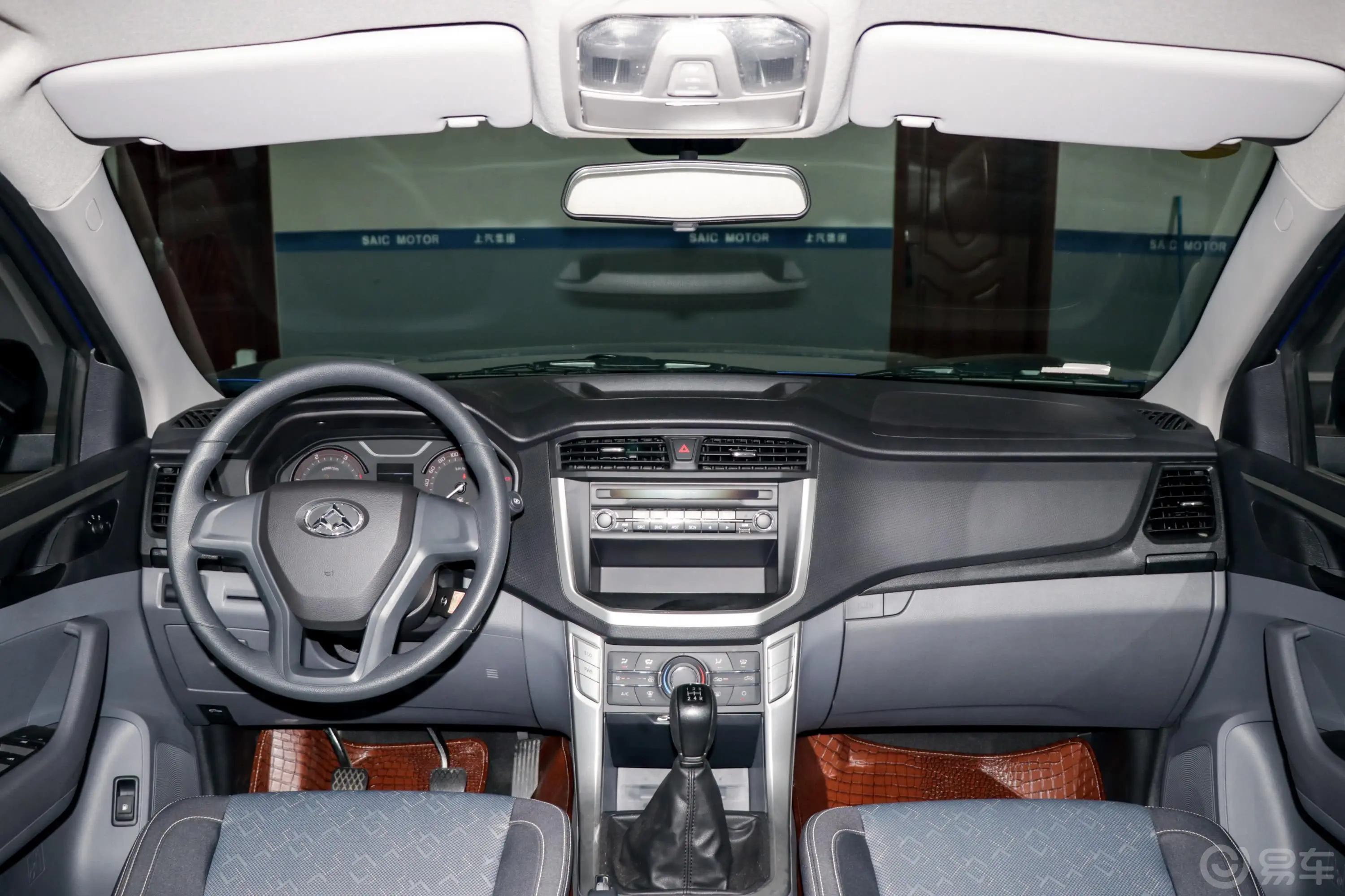 大通T60长厢 2.8T 手动 两驱 低底盘舒适版 柴油 国V前排中央扶手
