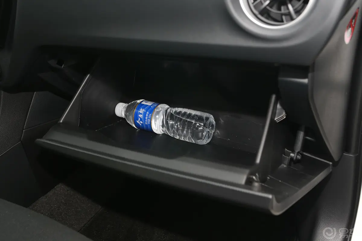 卡罗拉1.2T CVT GL 智享版 国VI手套箱空间水瓶横置
