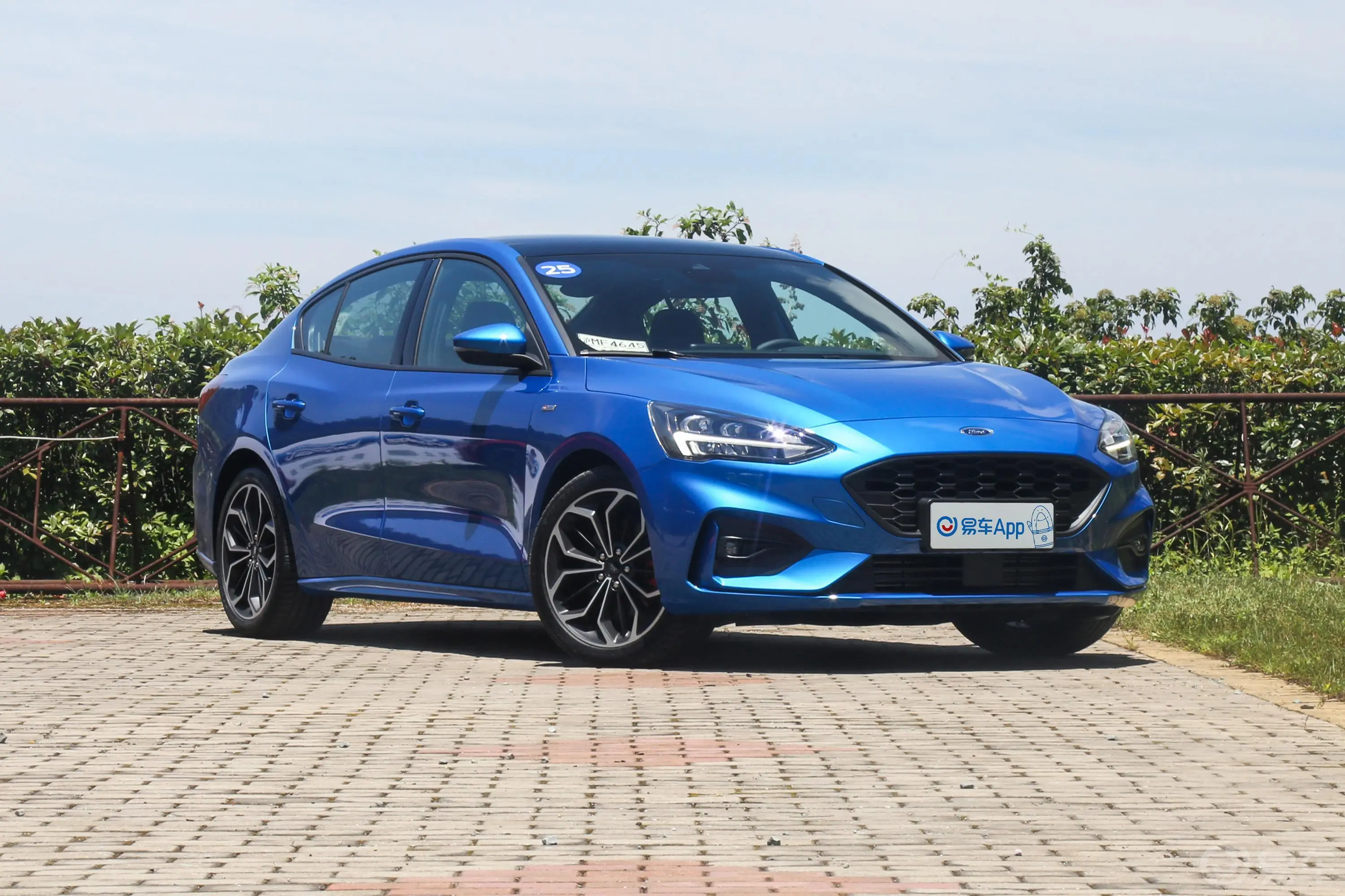 福克斯三厢 EcoBoost180 手自一体 ST Line 国VI侧前45度车头向右水平