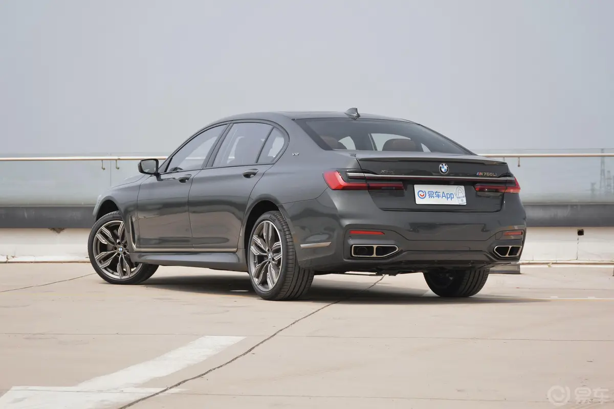 宝马7系M760Li xDrive V12 运动套装侧后45度车头向左水平